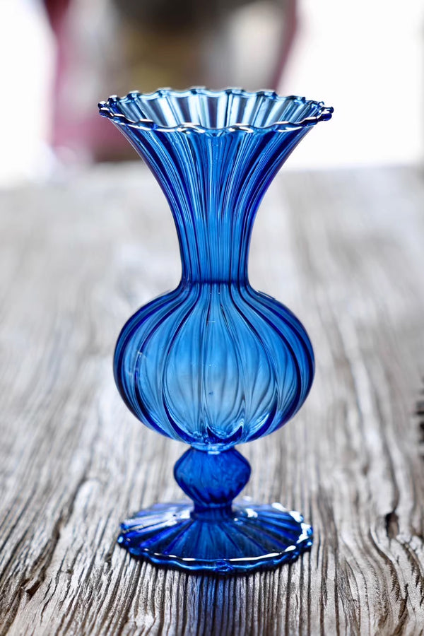 Vase japonais élégant en verre soufflé à la main avec motif ondulé en saphir